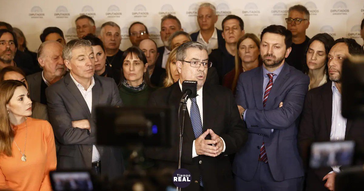 Oposición arrastra a diputados a la sesión del 15 de octubre; 14 votos faltan para votar.