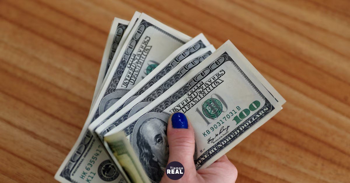 Dólar baja y rompe tres subas seguidas