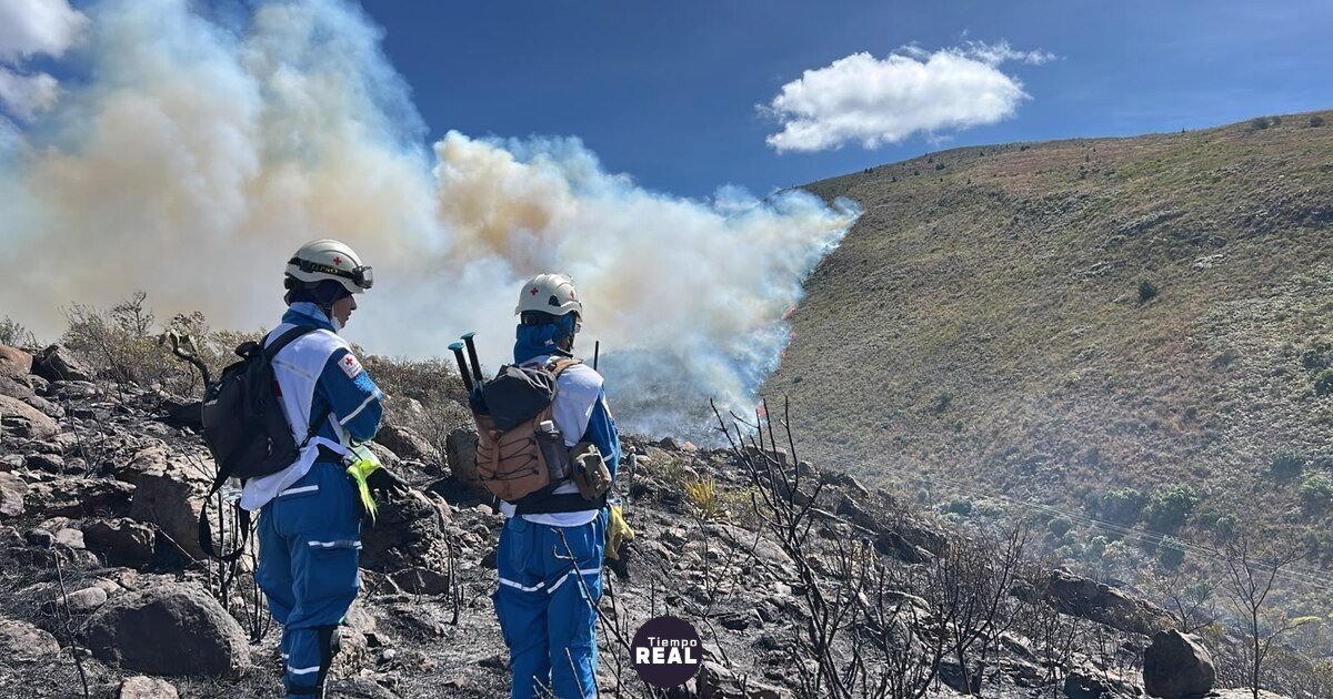 Bomberos evacuados por la intensidad del incendio en Villa de Leyva