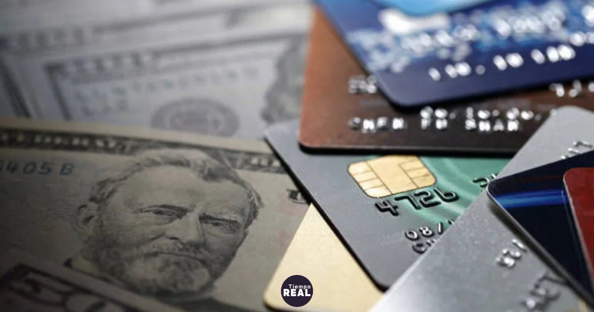 Dólar tarjeta rompe $2.000, 30 % más que el oficial