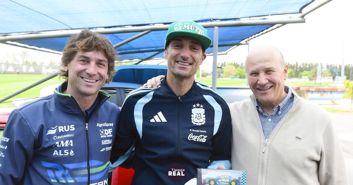Scaloni recibió un buzo antiflama y una invitación al TC