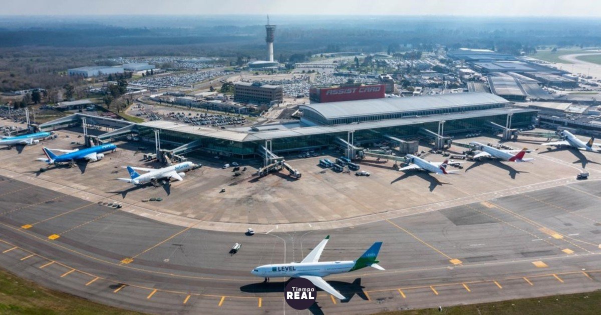 Plus Ultra pospone vuelos a Buenos Aires. Cientos de pasajeros quedan varados por obras en Ezeiza