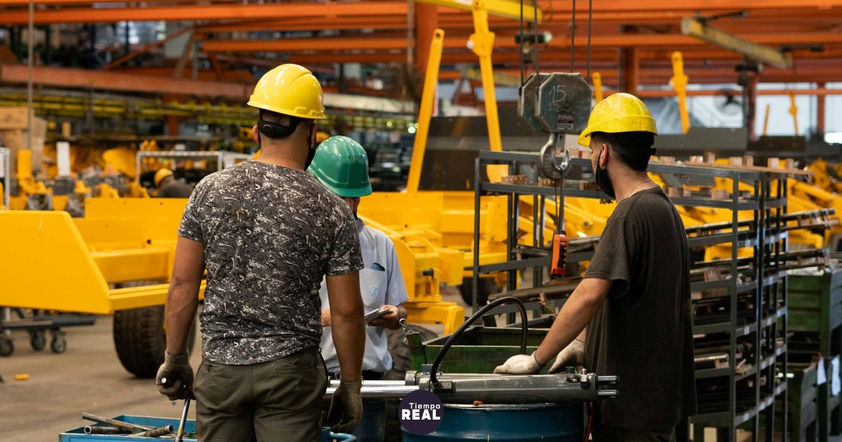 Confianza industrial cae a -20,2 % en agosto y 16,5 % planea recortar empleados