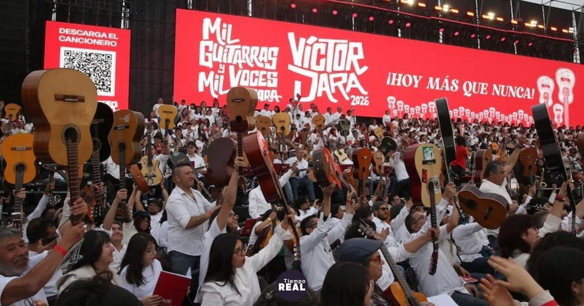 Cientos de guitarras y voces honran a Víctor Jara en Santiago