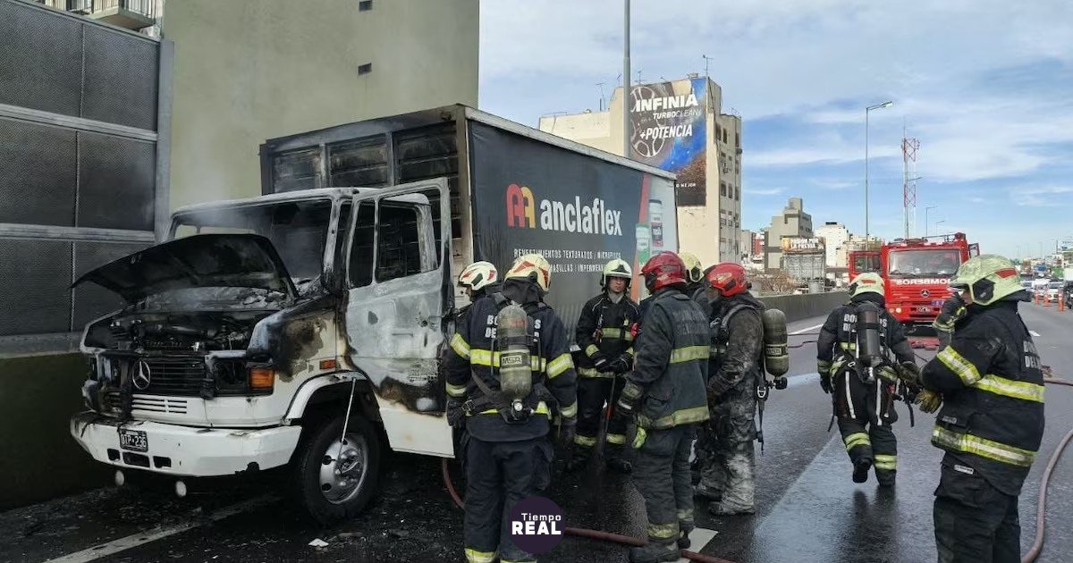 Incendio de camión bloquea la 25 de Mayo en hora pico
