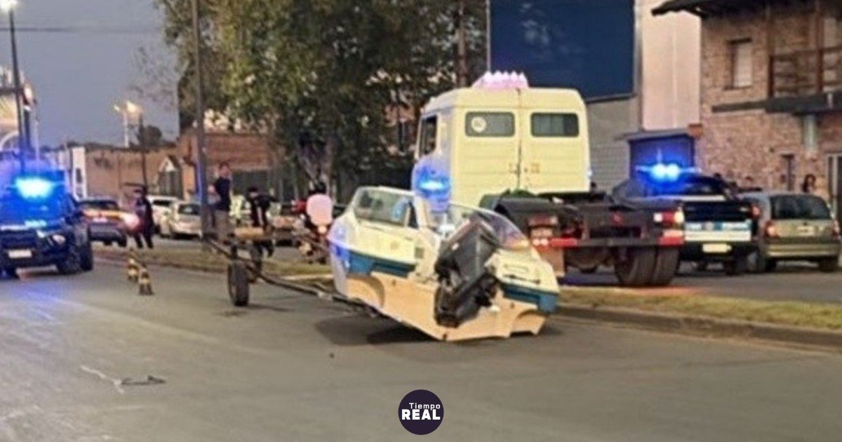 Lancha se desprende de tráiler y impacta una camioneta en Rosario