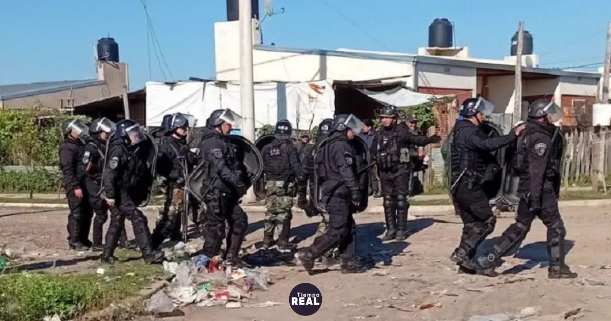 Policía y fiscal desalojan pacíficamente 150 viviendas ocupadas tras convocatoria en Facebook