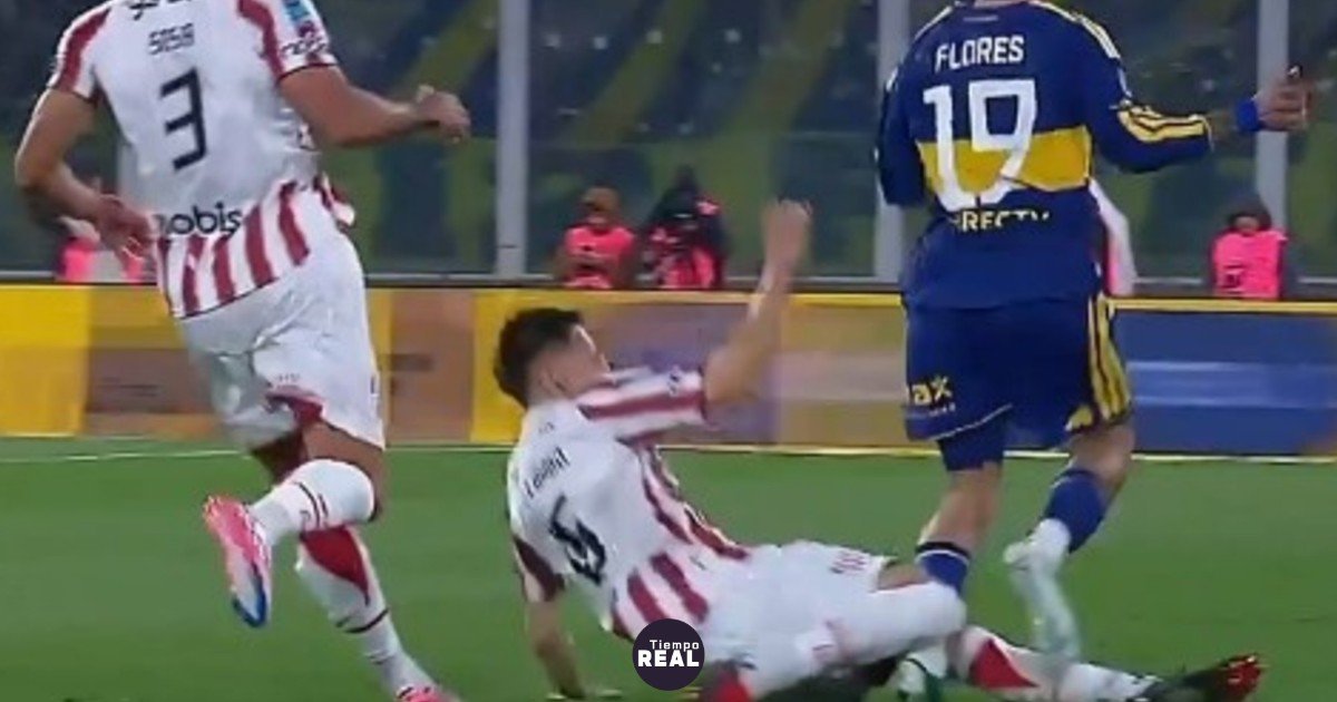 Patada de Matías Gallardo a Leonel Flores. El choque quedó impune en el empate 2‑2 Boca‑Instituto