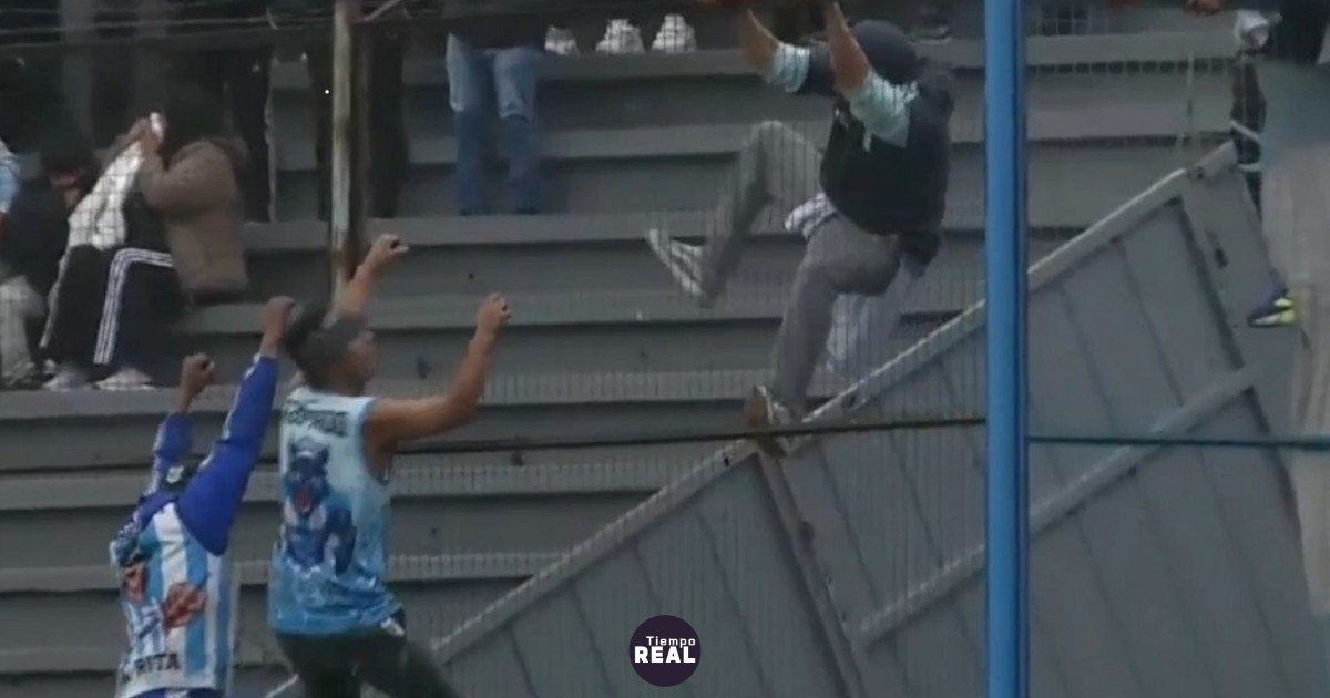 Pelea en la altura. Hinchas de Jujuy y Salta escalaron el alambrado y retrasaron segunda mitad