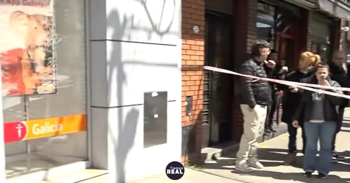 Clientes inmovilizan a un asaltante mientras dos ladrones huyen del Banco Galicia