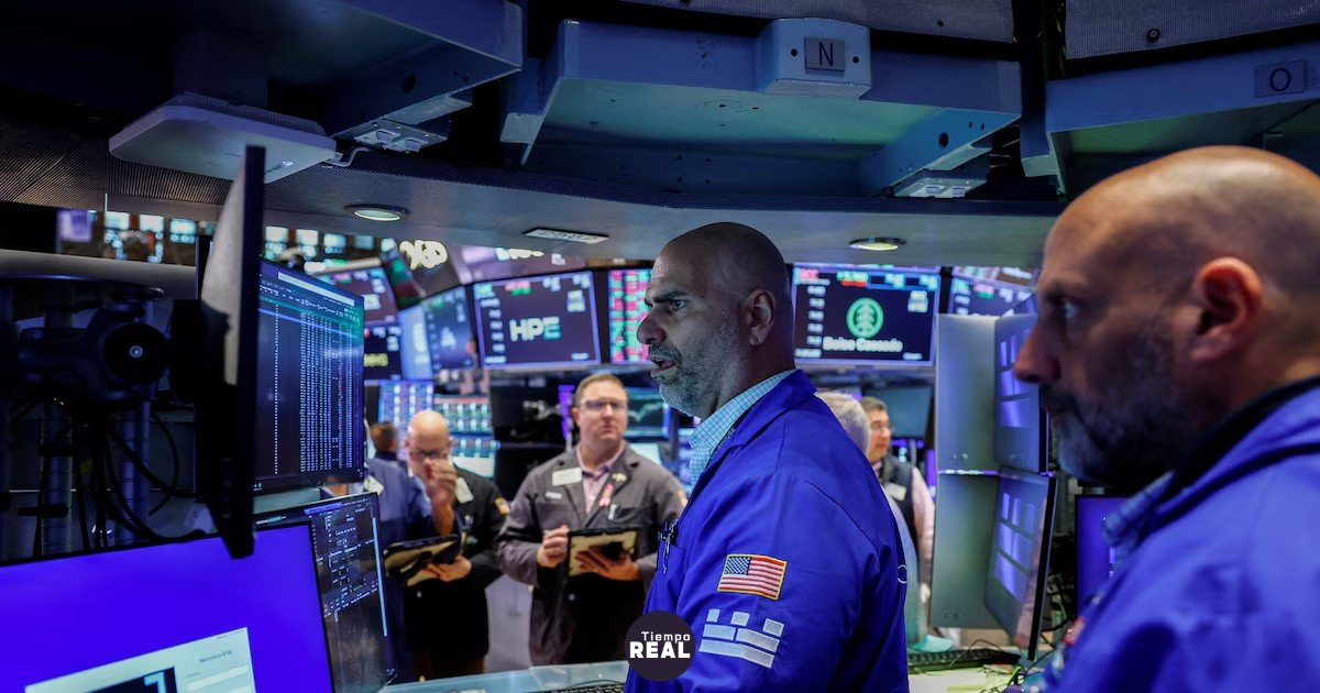 Riesgo país argentino sube mientras el crudo rompe los 100 dólares