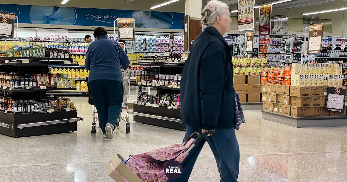 Las ventas de supermercados bajan 0,7% y mayoristas suben 1,2% en julio