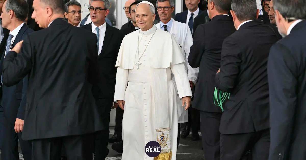 León XIV vuelve al Vaticano tras alta por operación de pulmón