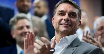Flávio Bolsonaro salió de Argentina en avión privado y evade la orden judicial