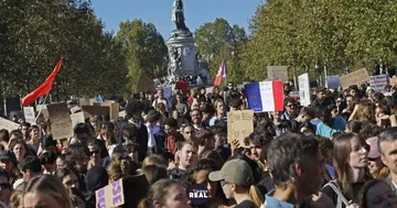Macron rechaza la dimisión de su ministro tras mil quinientos comercios arrasados