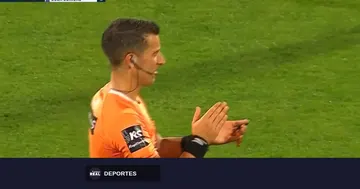 Árbitro detiene Boca‑Vélez para rendir tributo a Messi