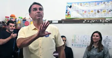 Flavio Bolsonaro llama a “momento del cambio” al votar