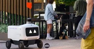 Una profesora de 78 años es arrestada por bloquear robot Uber Eats