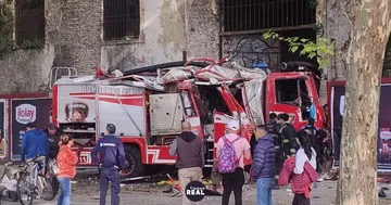 Choque dejó atrapados a tres bomberos, que serán trasladados al hospital