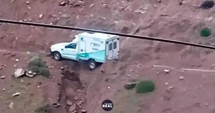 Bomberos aseguran ambulancia al borde de un precipicio en Neuquén
