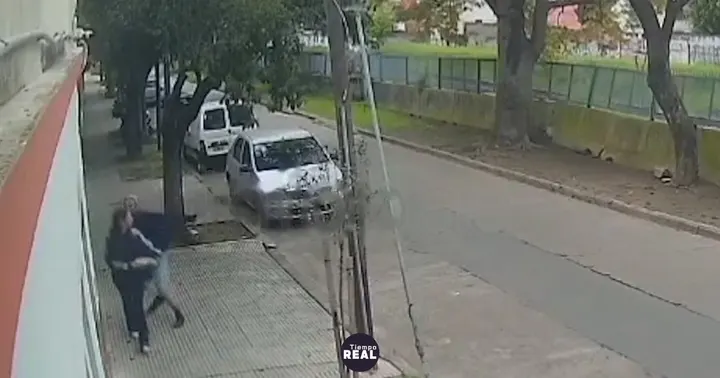 Detuvieron a un hombre de 21 años por golpear a una mujer en Villa Lugano